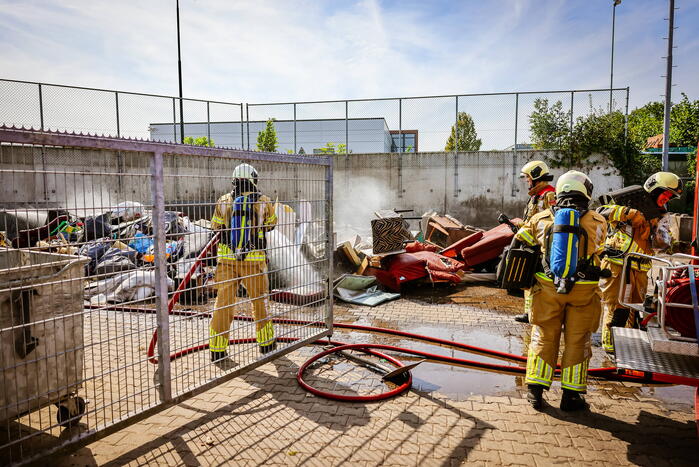 Inhoud van vrachtwagen vliegt in brand