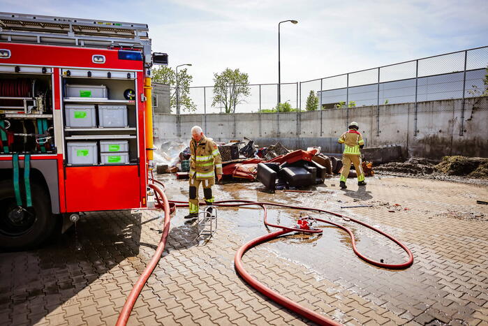 Inhoud van vrachtwagen vliegt in brand
