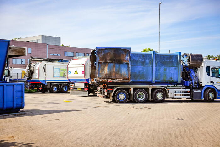 Inhoud van vrachtwagen vliegt in brand