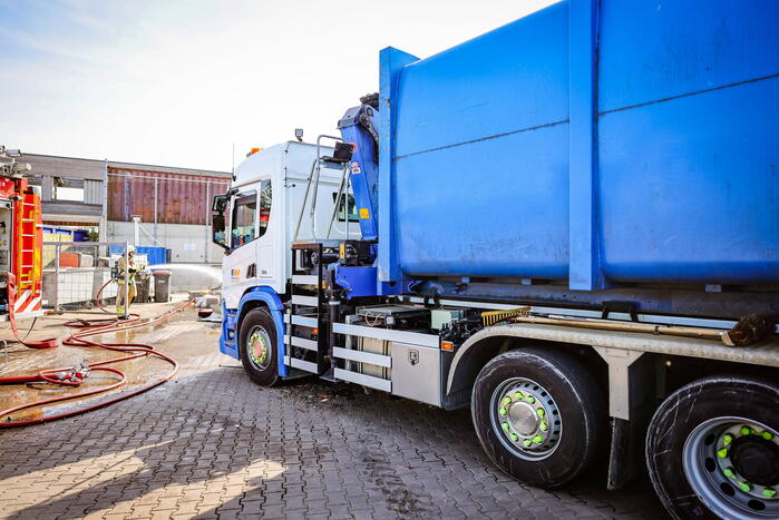 Inhoud van vrachtwagen vliegt in brand