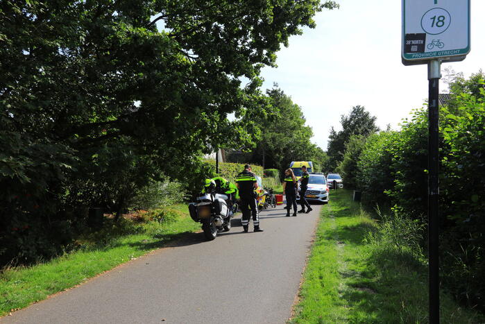 Vrouw belandt met rolstoelfiets in droge sloot naast fietspad