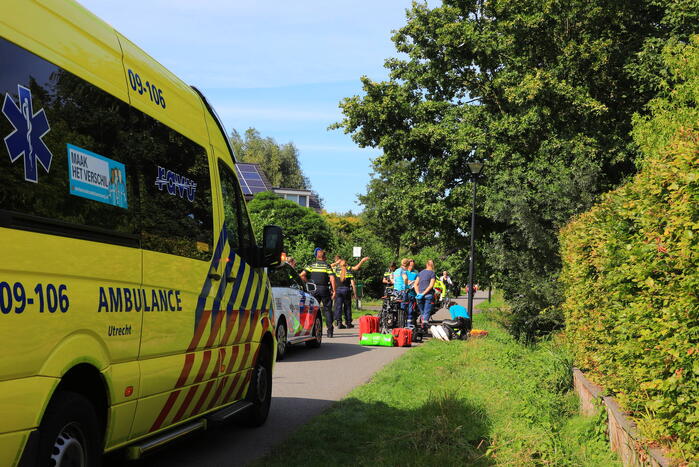 Vrouw belandt met rolstoelfiets in droge sloot naast fietspad