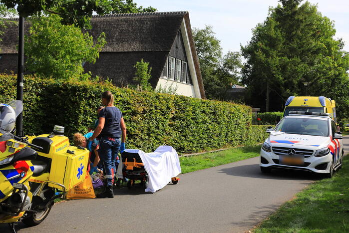Vrouw belandt met rolstoelfiets in droge sloot naast fietspad