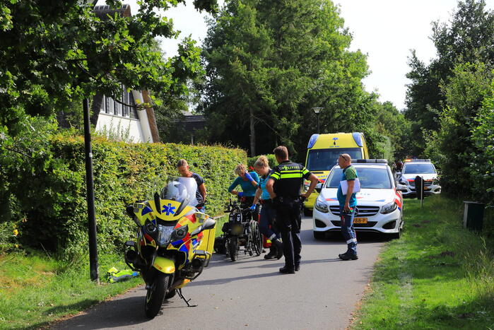 Vrouw belandt met rolstoelfiets in droge sloot naast fietspad