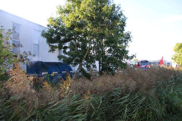 Afvalcontainer met hout in brand