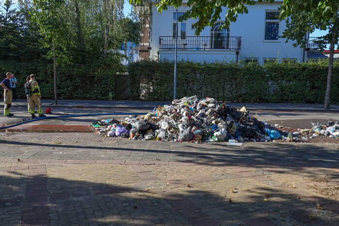 Vuilniswagen dumpt afval op straat vanwege brand