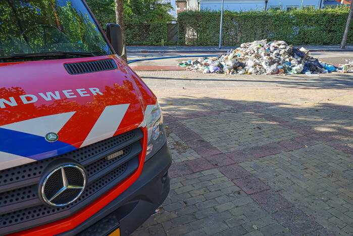 Vuilniswagen dumpt afval op straat vanwege brand