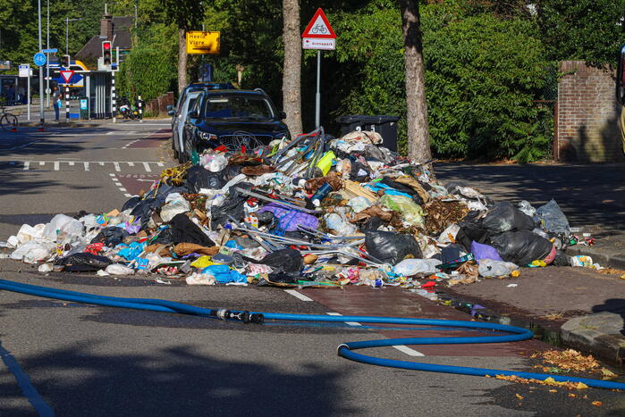 Vuilniswagen dumpt afval op straat vanwege brand