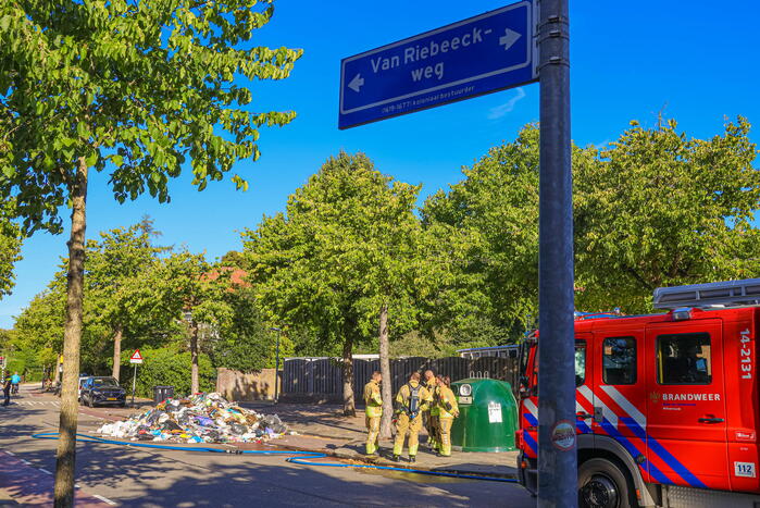 Vuilniswagen dumpt afval op straat vanwege brand