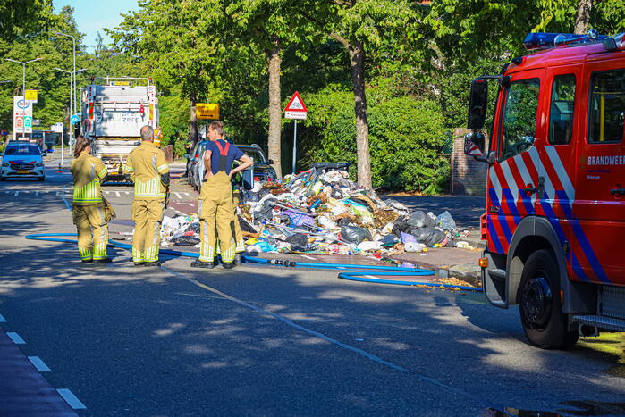 Vuilniswagen dumpt afval op straat vanwege brand