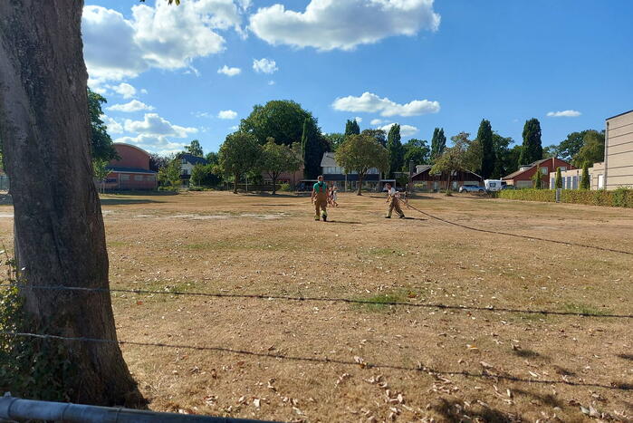 Brand op sportveld door brandweer geblust