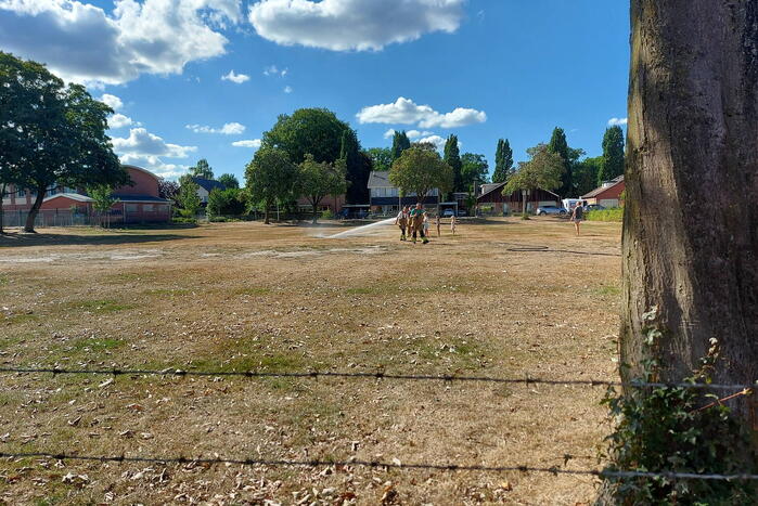 Brand op sportveld door brandweer geblust