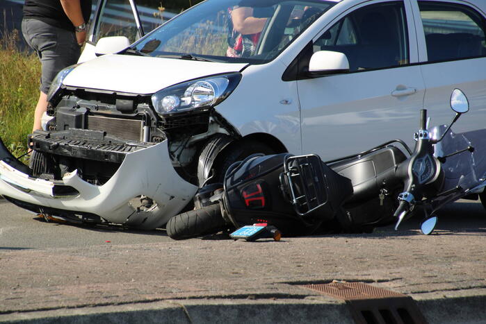 Scooterrijder aangereden op rotonde