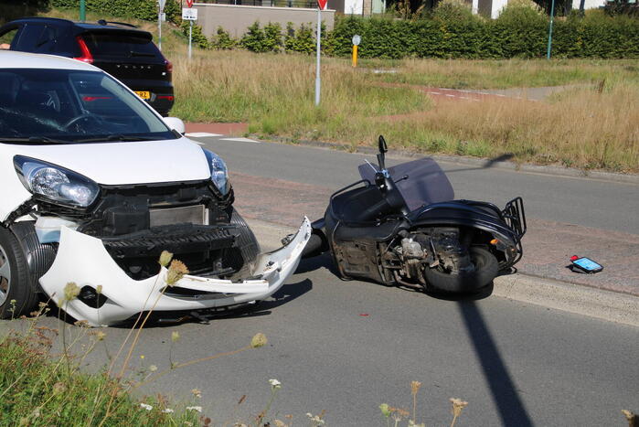 Scooterrijder aangereden op rotonde
