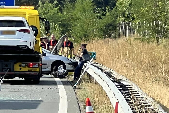 Twee personenwagens botsen op elkaar