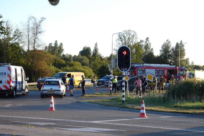 Auto op zijn kant na ongeval