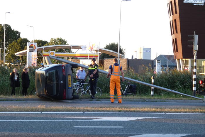 Auto op zijn kant na ongeval