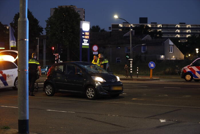 Wielrenner belandt op voorruit auto bij aanrijding