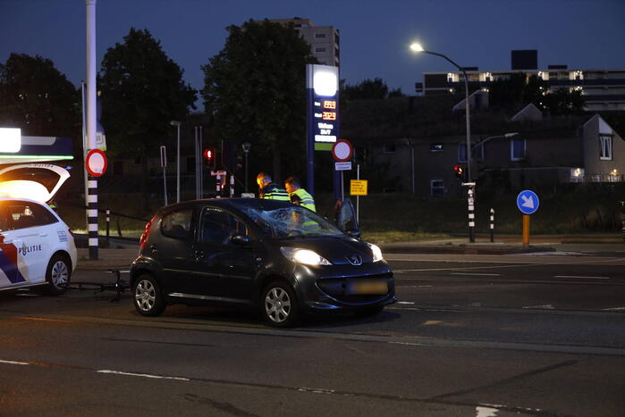 Wielrenner belandt op voorruit auto bij aanrijding