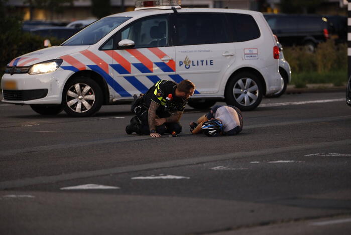 Wielrenner belandt op voorruit auto bij aanrijding