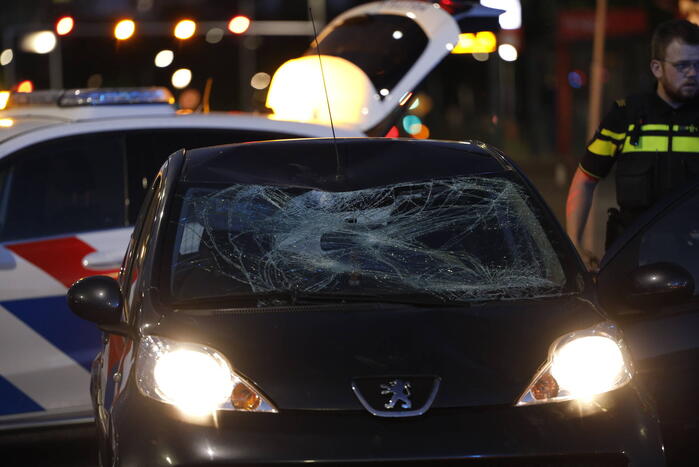 Wielrenner belandt op voorruit auto bij aanrijding