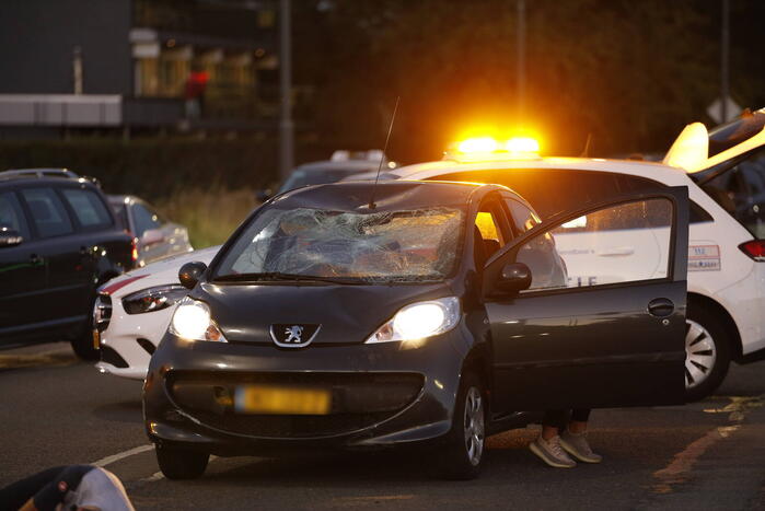 Wielrenner belandt op voorruit auto bij aanrijding