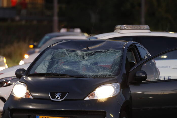 Wielrenner belandt op voorruit auto bij aanrijding