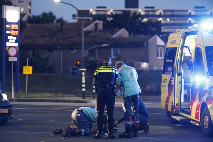 Wielrenner belandt op voorruit auto bij aanrijding