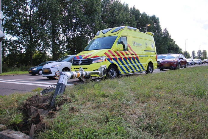 Bestuurder aangehouden na botsing tegen verkeerslicht