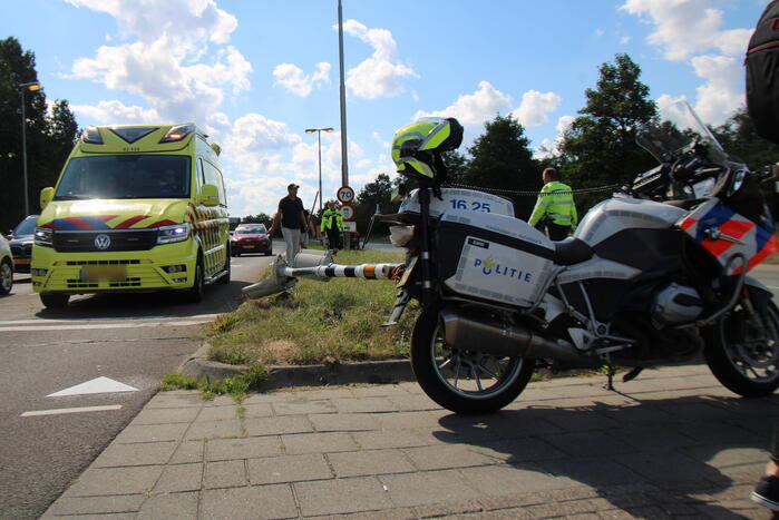 Bestuurder aangehouden na botsing tegen verkeerslicht