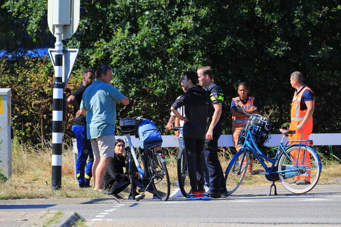Overstekende fietsster botst op auto