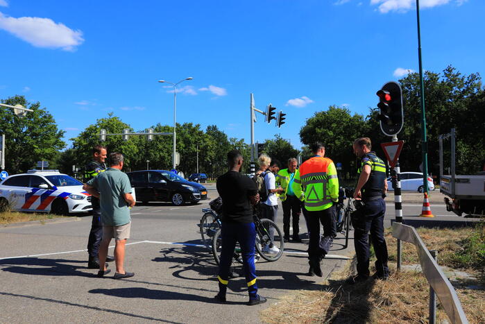 Overstekende fietsster botst op auto
