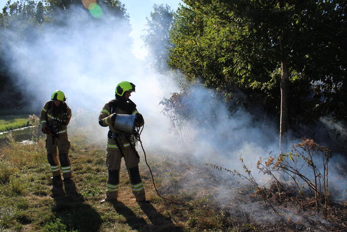 Brandweer blust hevige bermbrand