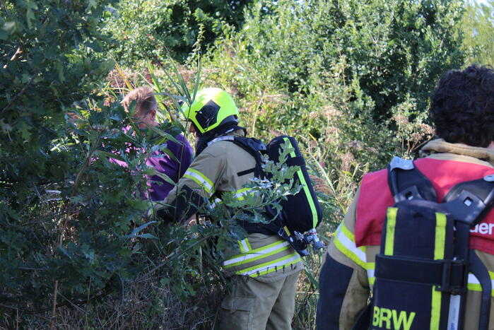 Brandweer blust hevige bermbrand
