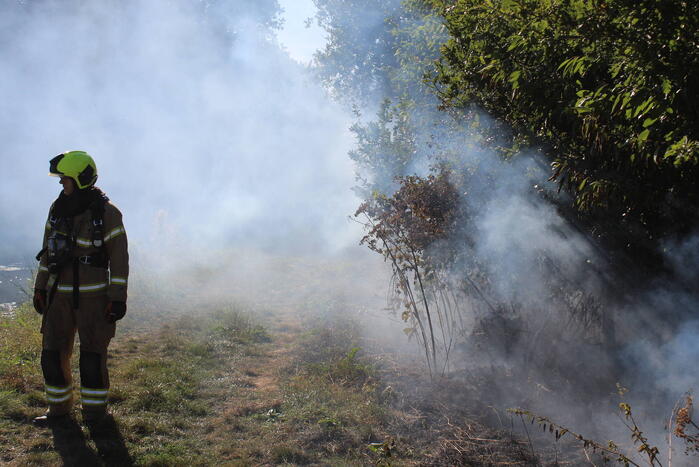 Brandweer blust hevige bermbrand
