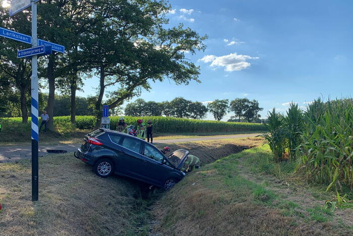 Auto in greppel na ongeval