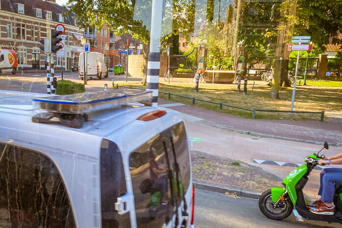 Motorrijder onderuit na botsing met auto