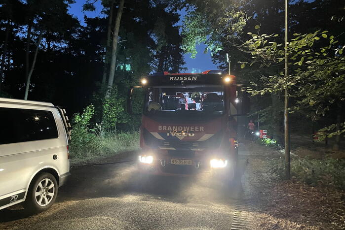 Brandweer blust kleine brand in bos