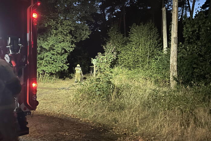 Brandweer blust kleine brand in bos