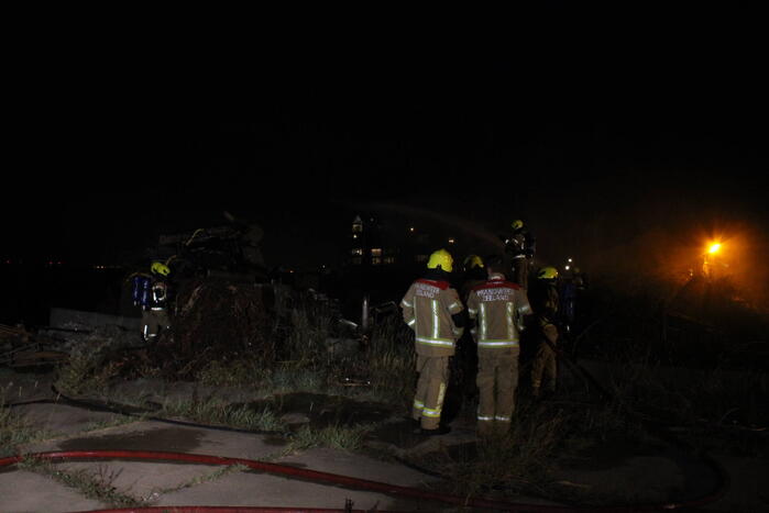 Groot stuk dijk in brand