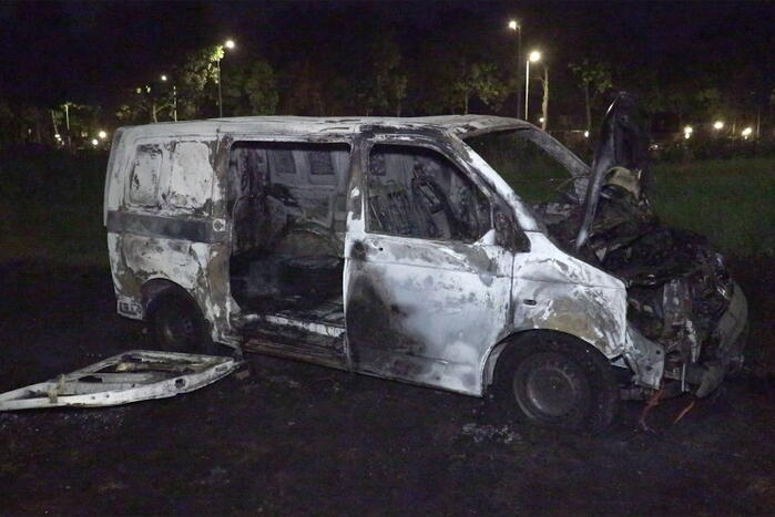 Geparkeerde bestelbus gaat in vlammen op