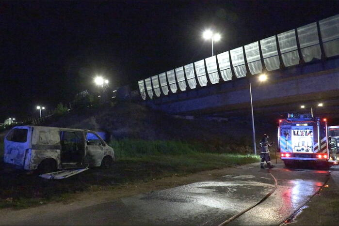 Geparkeerde bestelbus gaat in vlammen op