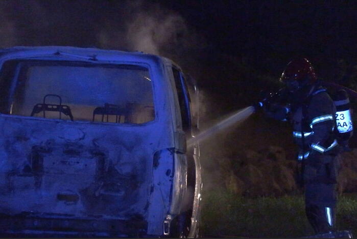 Geparkeerde bestelbus gaat in vlammen op