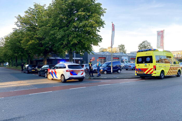 Afslaande automobilist ziet fietsster over het hoofd