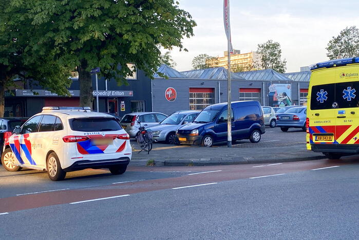 Afslaande automobilist ziet fietsster over het hoofd