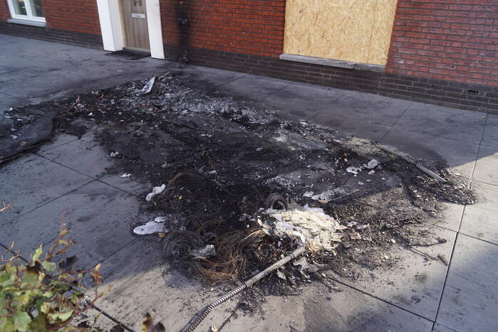 Woning flink beschadigd door autobrand