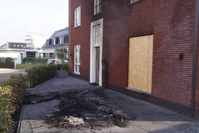 Woning flink beschadigd door autobrand