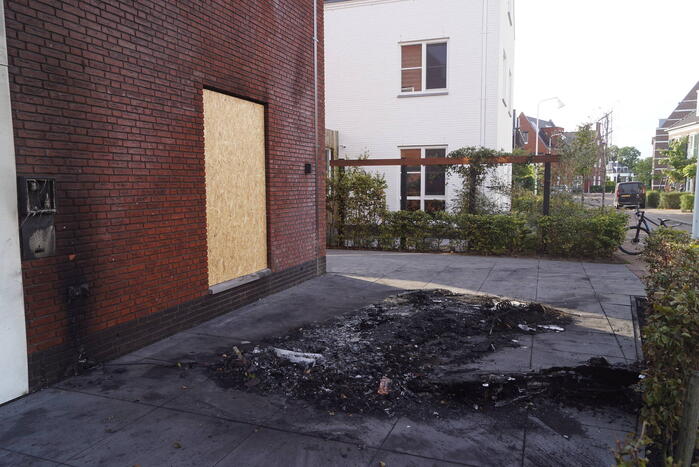 Woning flink beschadigd door autobrand