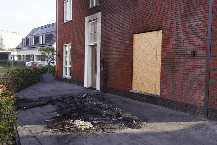Woning flink beschadigd door autobrand