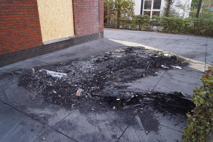 Woning flink beschadigd door autobrand